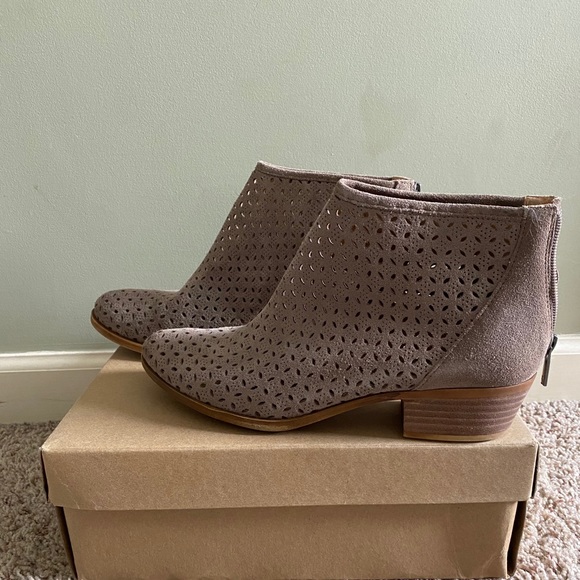 Like New~ Lucky Brand “Bergyn” perforated bootie - Picture 3 of 10